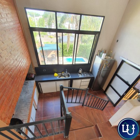  Casa de dos plantas con pileta