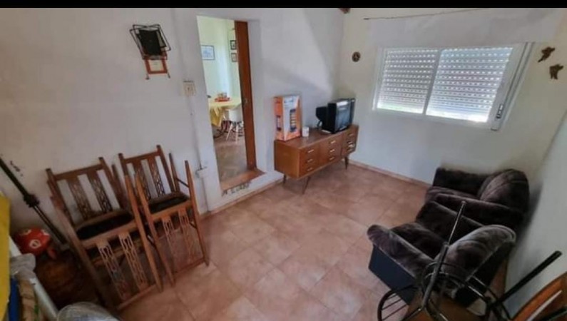 Casa de dos plantas con cochera, 4 dormitorios