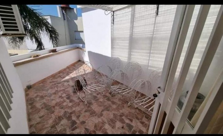 Casa de dos plantas con cochera, 4 dormitorios