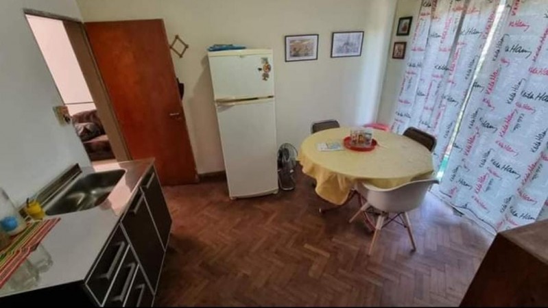 Casa de dos plantas con cochera, 4 dormitorios