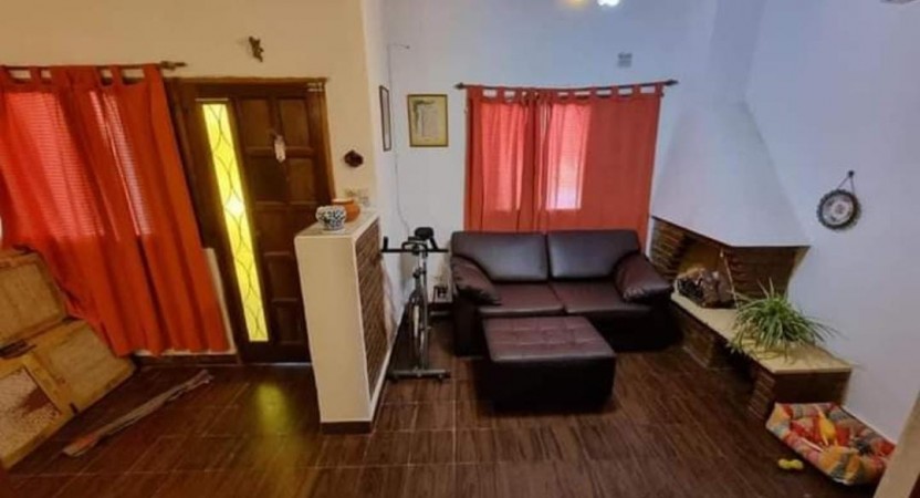 Casa de dos plantas con cochera, 4 dormitorios