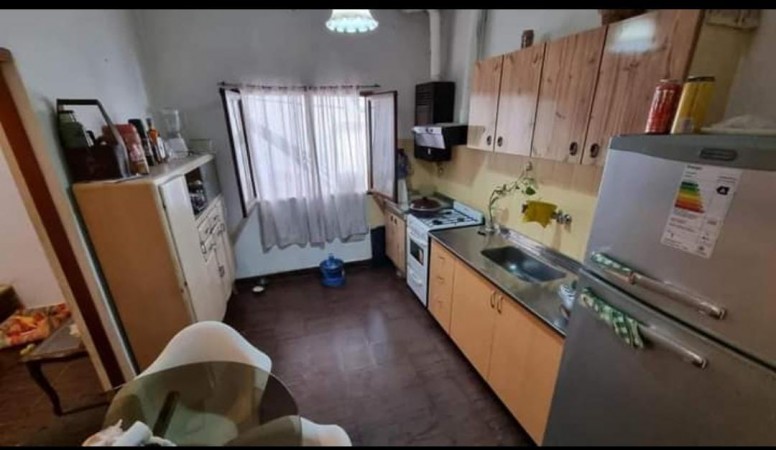 Casa de dos plantas con cochera, 4 dormitorios