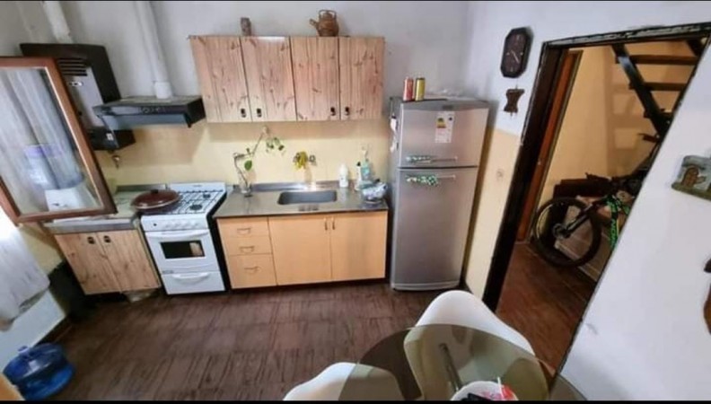 Casa de dos plantas con cochera, 4 dormitorios