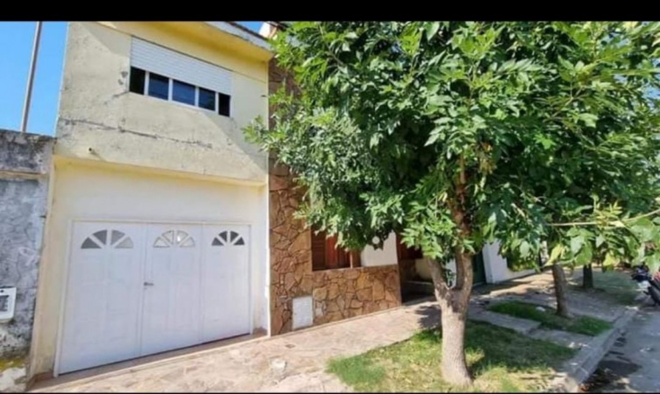 Casa de dos plantas con cochera, 4 dormitorios