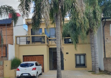  Casa de dos plantas con pileta