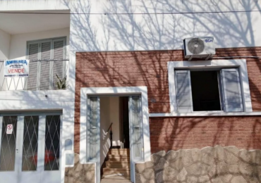 Casa de dos plantas Presidente Peron al 600