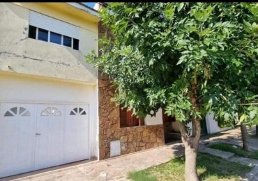 Casa de dos plantas con cochera, 4 dormitorios